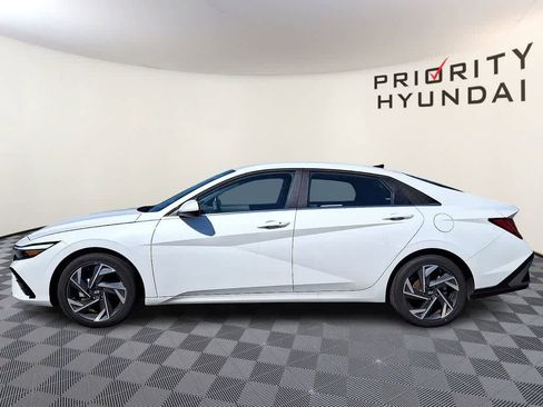 Used 2025 Hyundai Elantra SEL image 7