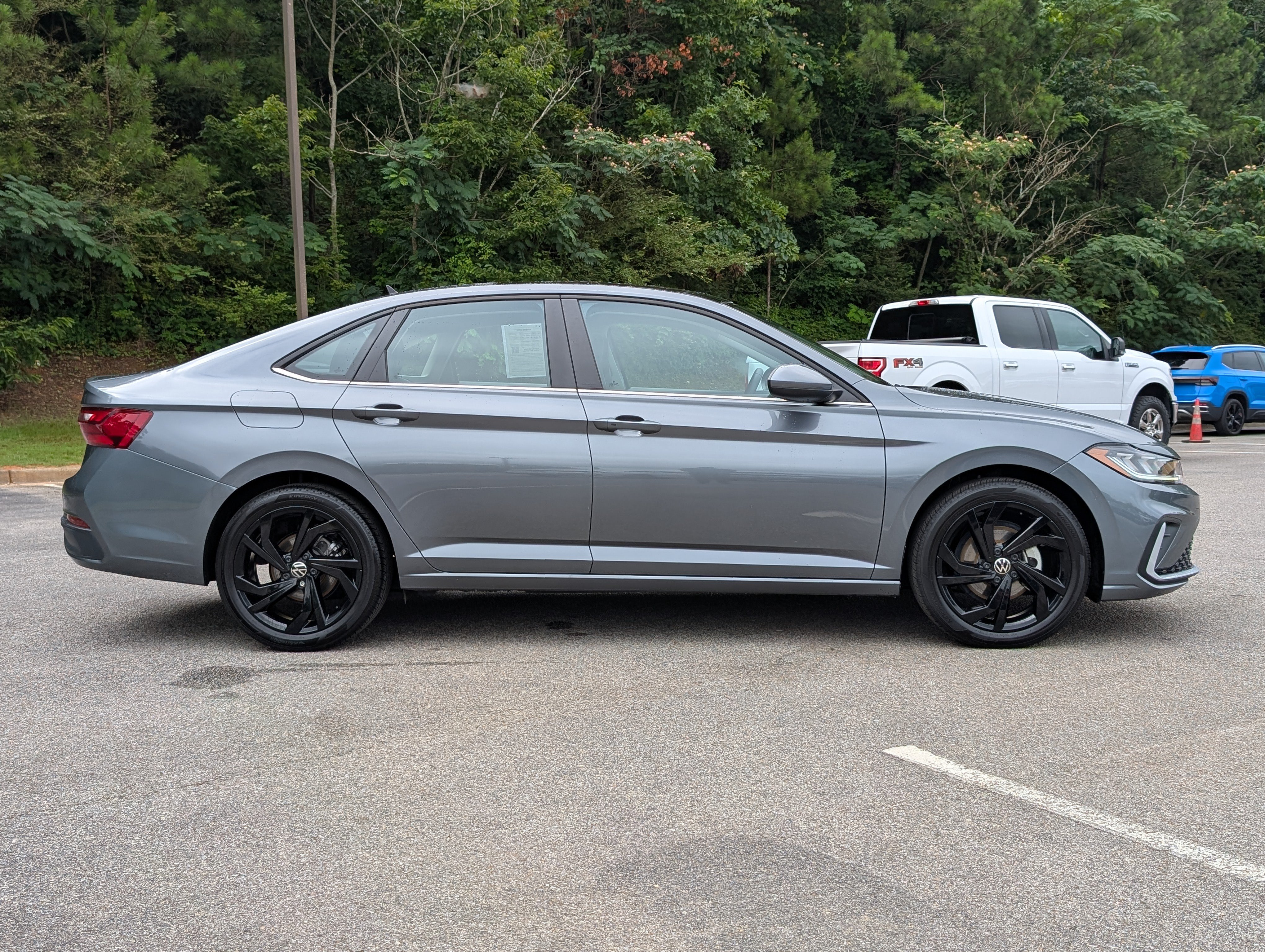 Used 2025 Volkswagen Jetta SE w/ Sunroof Package FWD image 10