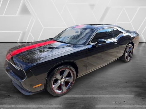 Used 2013 Dodge Challenger SXT image 3