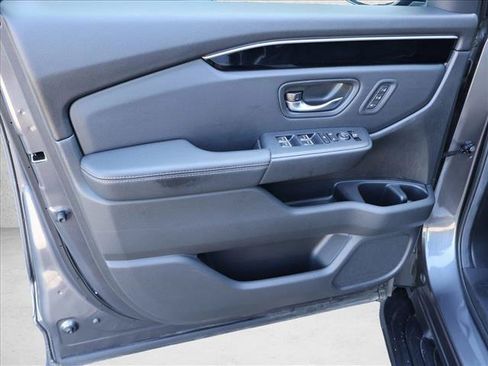 Used 2025 Honda Pilot Touring image 11