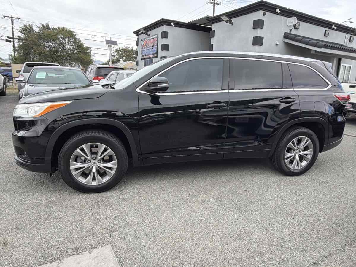 Used 2014 Toyota Highlander XLE FWD image 2