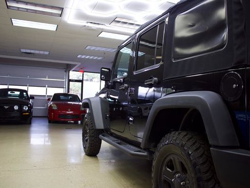 Used 2018 Jeep Wrangler Unlimited Sport w/ Connectivity Group AWD/4WD image 18