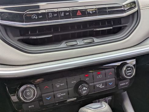 Used 2025 Jeep Compass Limited image 22