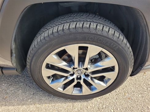 Used 2020 Toyota RAV4 XLE Premium image 18