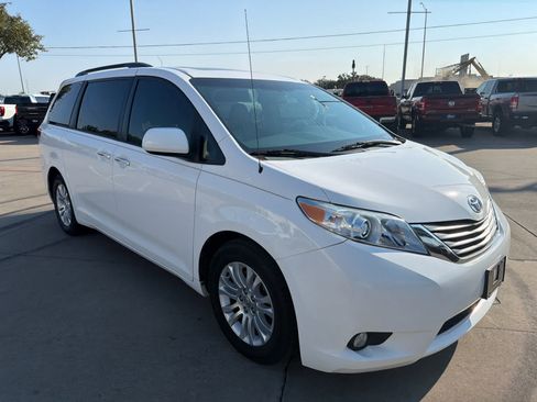 Used 2014 Toyota Sienna XLE FWD image 4
