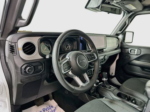 Used 2025 Jeep Wrangler Unlimited Sahara AWD/4WD image 9