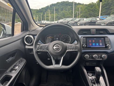 Used 2025 Nissan Versa SV FWD image 33