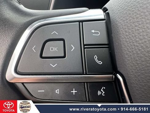 Used 2021 Toyota Highlander XLE AWD/4WD image 38