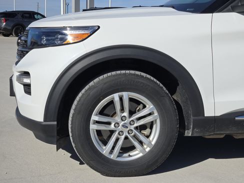 Used 2022 Ford Explorer XLT w/ Equipment Group 202A image 8