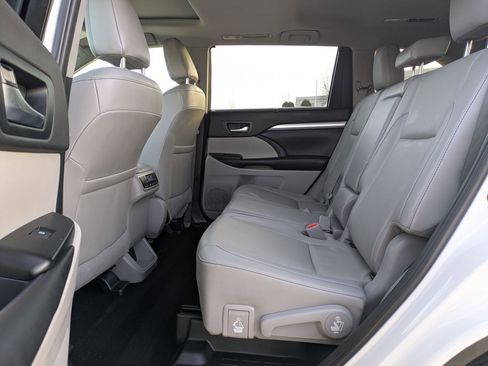 Used 2019 Toyota Highlander XLE image 23