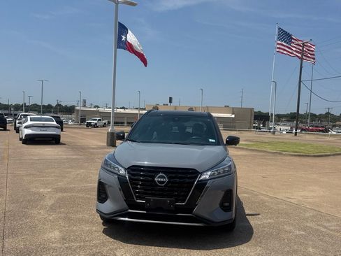 Used 2024 Nissan Kicks SR w/ SR Premium Package FWD image 6