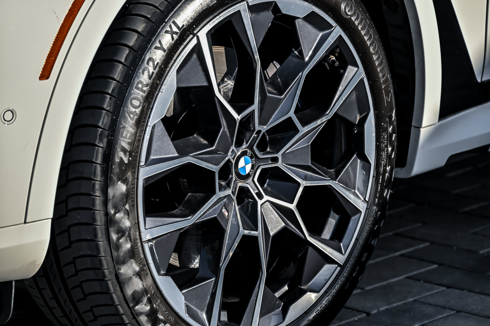 Used 2024 BMW X7 xDrive40i w/ M Sport Package AWD/4WD image 8