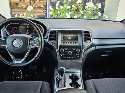 Used 2021 Jeep Grand Cherokee Laredo image 19