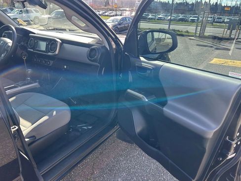Certified 2018 Toyota Tacoma SR5 w/ SR5 Appearance Package (SM) image 12
