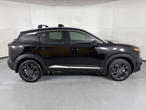 Certified 2025 Nissan Kicks SR FWD image 9