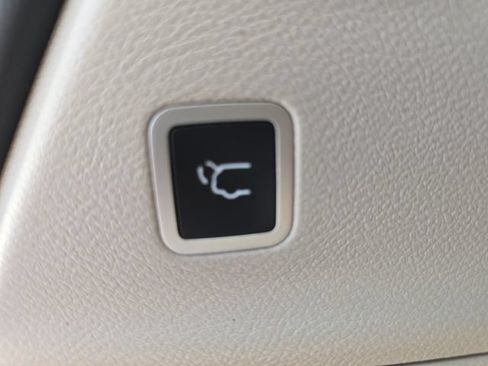 Used 2023 Chrysler Pacifica Touring-L FWD image 10