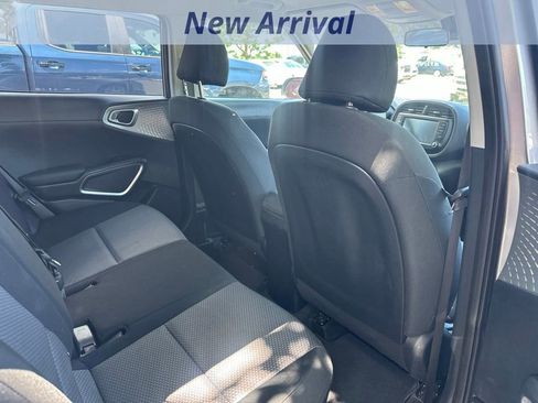 Used 2025 Kia Soul LX w/ LX Technology Package FWD image 4