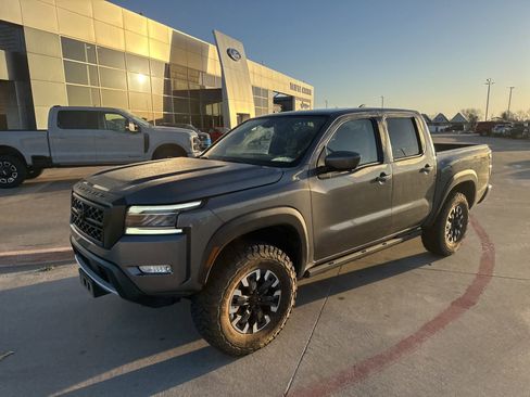 Used 2023 Nissan Frontier PRO-4X w/ Pro Convenience Package image 8