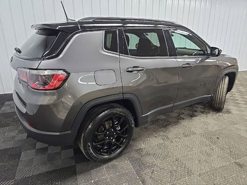 Used 2022 Jeep Compass Latitude w/ Convenience Group AWD/4WD image 3