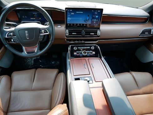 Used 2024 Lincoln Navigator Reserve image 14