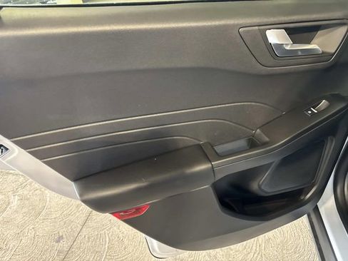 Used 2025 Ford Escape SE image 12