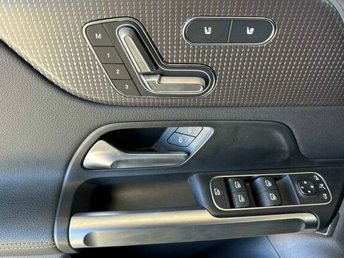 Used 2023 Mercedes-Benz EQB 300 4MATIC image 11