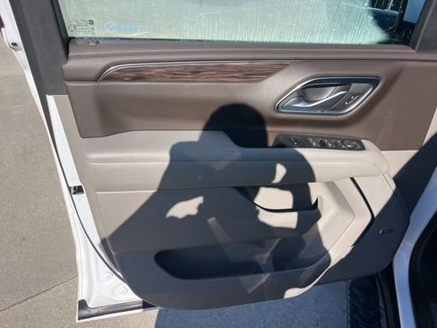 Used 2022 Chevrolet Suburban Z71 w/ Z71 Off-Road Package AWD/4WD image 13