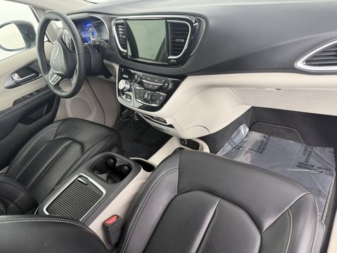 Used 2023 Chrysler Pacifica Touring-L FWD image 11