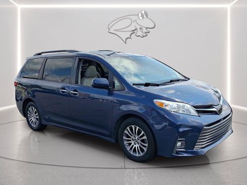 Used 2020 Toyota Sienna XLE Premium w/ Carpet Mat Package FWD image 6