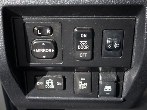 Used 2017 Toyota Tundra SR5 w/ SR5 Upgrade Package image 19