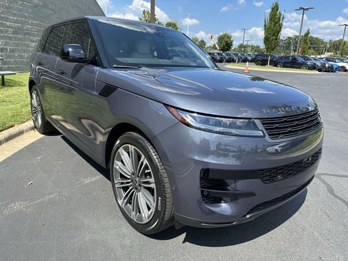 Used 2025 Land Rover Range Rover Sport SE AWD/4WD image 9