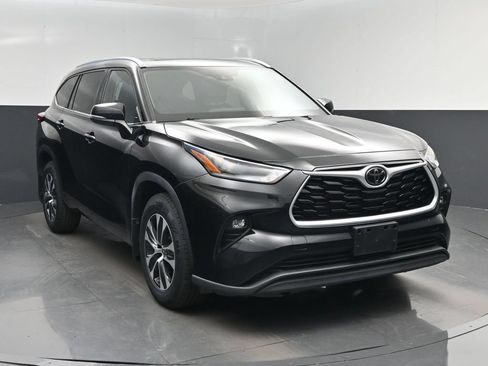Used 2021 Toyota Highlander XLE AWD/4WD image 8