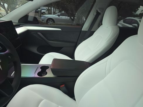 Used 2023 Tesla Model Y Performance AWD/4WD image 4
