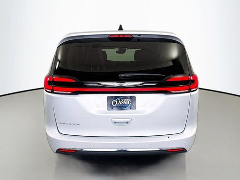 Used 2024 Chrysler Pacifica Touring-L FWD image 6
