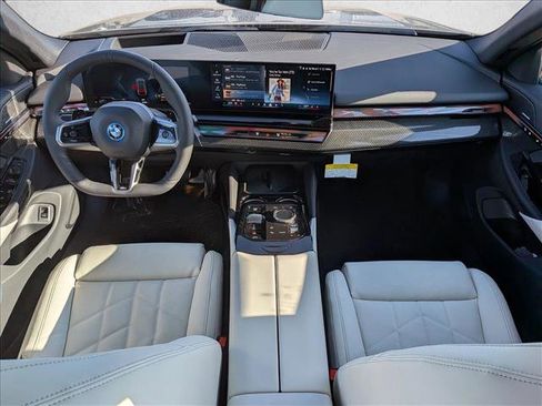 New 2026 BMW 550e xDrive w/ Premium Package image 18