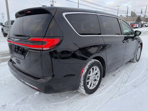 Used 2024 Chrysler Pacifica Touring-L image 3