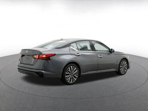 Used 2025 Nissan Altima 2.5 SV FWD image 11