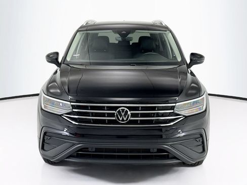 Used 2023 Volkswagen Tiguan SE w/ Panoramic Sunroof Package FWD image 2