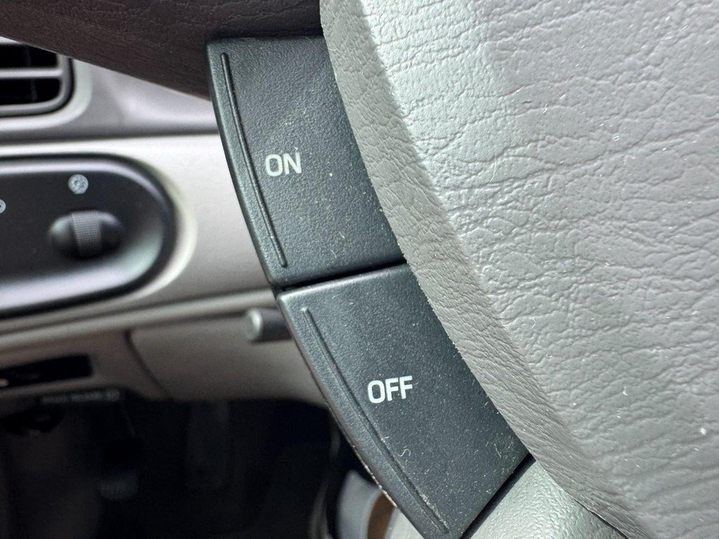 Used 2004 Ford Taurus SE FWD image 16