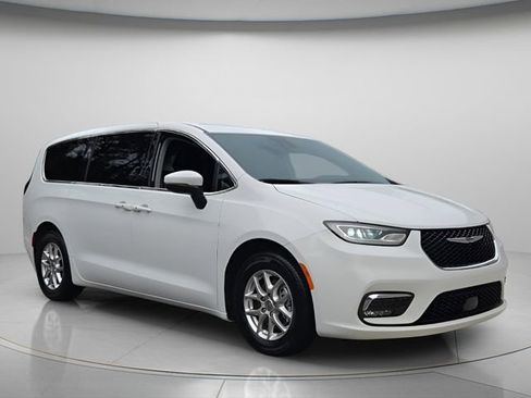 Used 2023 Chrysler Pacifica Touring-L FWD image 9
