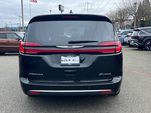 Used 2023 Chrysler Pacifica Touring-L image 8