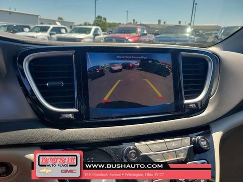Used 2024 Chrysler Pacifica Touring-L FWD image 27