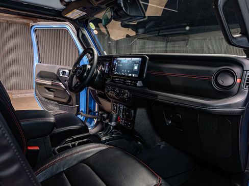 Used 2025 Jeep Wrangler Unlimited Rubicon w/ Convenience Group image 15