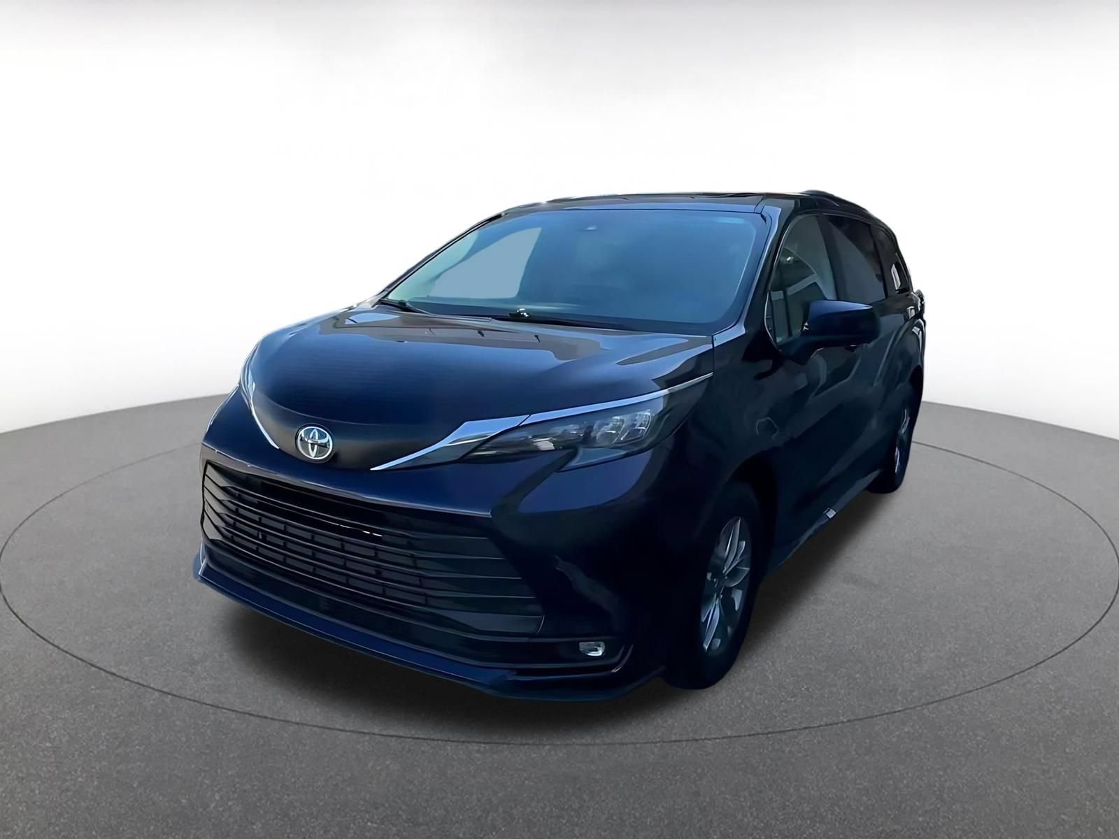 Used 2025 Toyota Sienna XLE FWD image 7