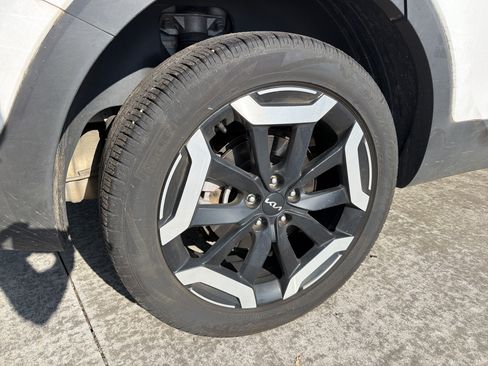 Used 2024 Kia Telluride EX w/ EX Captain's Chair Package FWD image 8