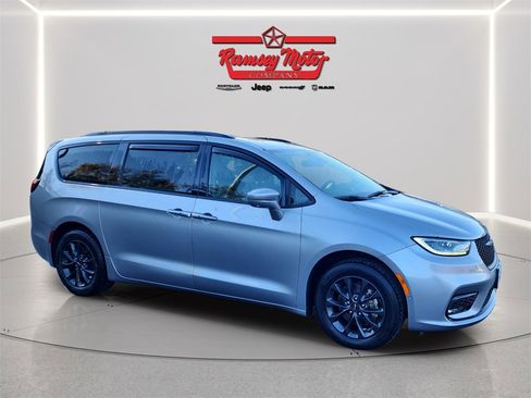 Used 2021 Chrysler Pacifica Touring-L w/ Premium & Safety Sphere Group image 7