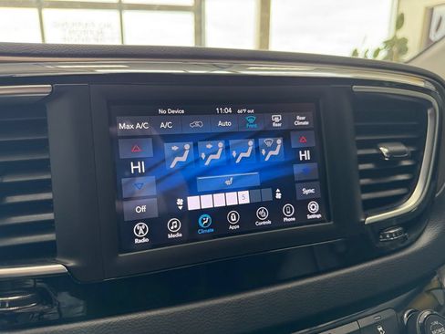 Used 2018 Chrysler Pacifica Touring-L FWD image 24