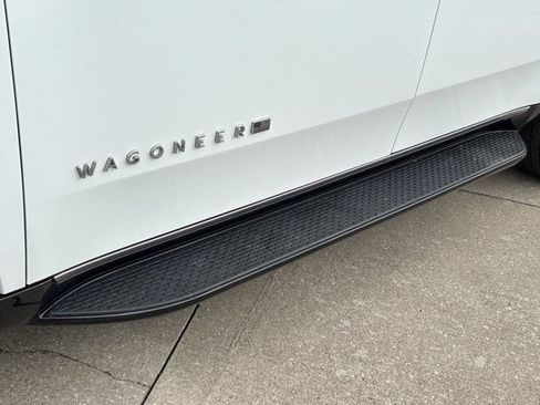 Used 2024 Jeep Wagoneer Series II w/ Flexible Seating Group RWD image 15