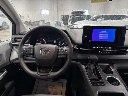 Used 2025 Toyota Sienna LE image 11