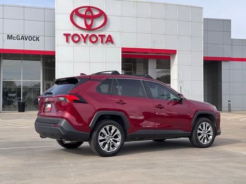 Used 2021 Toyota RAV4 XLE Premium image 2